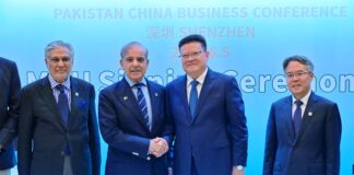 Prime Minister Attends a Banquet Hosted by Mr. Meng Fanli, Party Secretary of Shenzhen