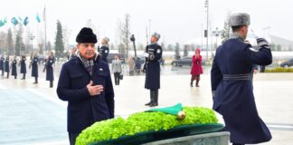 Prime Minister Shehbaz Sharif Visits Independence Monument in Tashkent, Strengthening Pakistan-Uzbekistan Ties