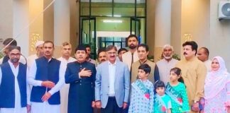 ادارۂ فروغِ قومی زبان کی عمارت کی چھت پر پرچم کشائی